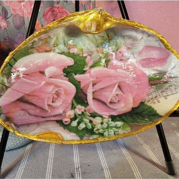 DECOUPAGE CLAM SHELL DECOUPAGE PINK ROSES 🌹 ON A CLAM SHELL TRINKET DISH - Picture 1 of 10